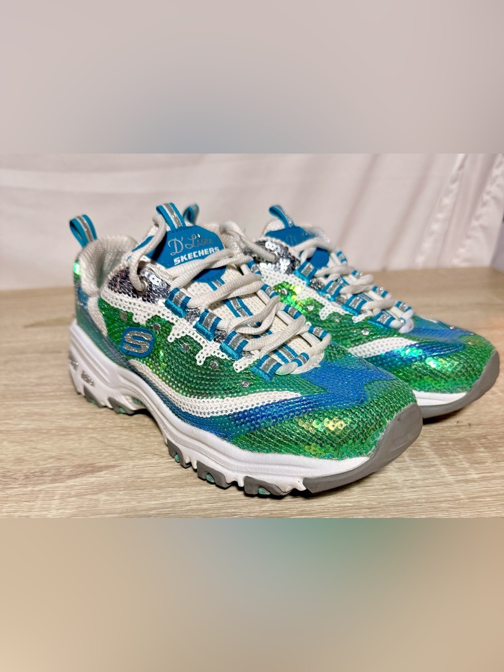 Sketchers D'Lites Women’s Green/Blue/Silver Embroidery Sparkling Sz 7